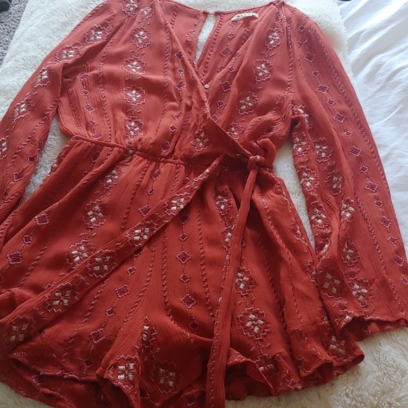 Francesca’s Embroidered Dark Orange/Red Romper Medium - Picture 4 of 7